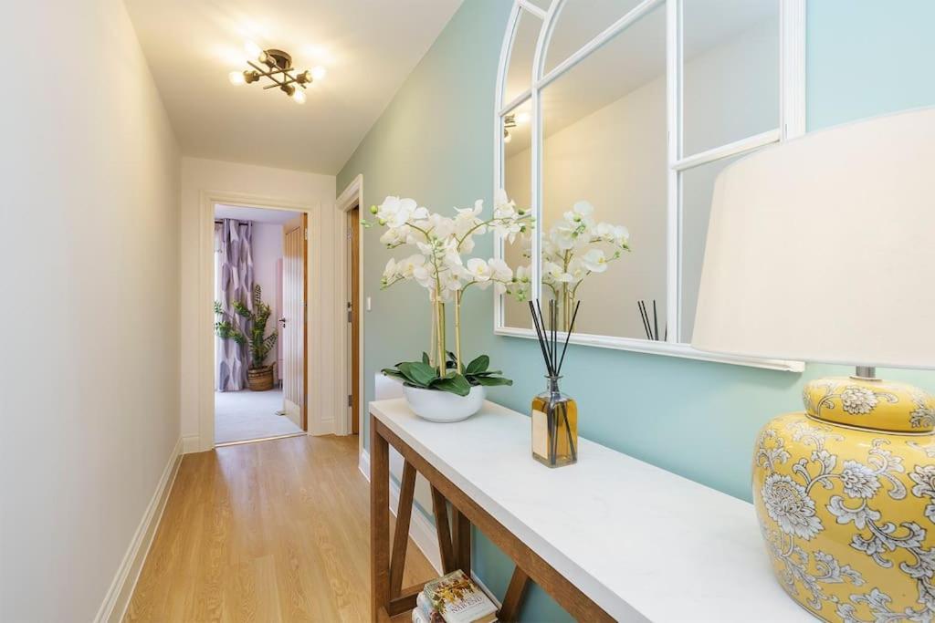 Darlington - 2 Bedroom Luxury Apartment By Mint Stays Bristol Bagian luar foto